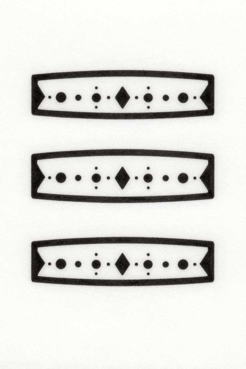 simple stylish mehndi designs tribal geometric flash, three stacked horizontal bands angular triangular negative space gaps, bold 2-3pt black outlines flat black fills dot clusters regular intervals