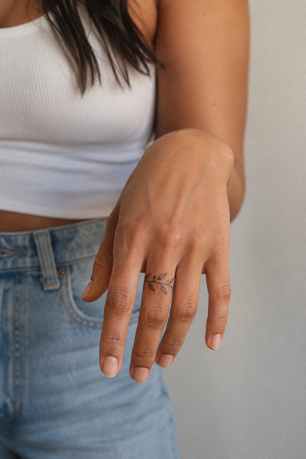 Place Fine Vines Across The Fingers