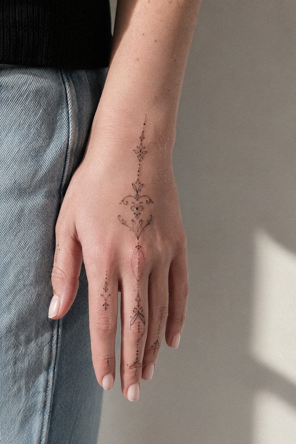 Minimal Finger Mehendi Trail