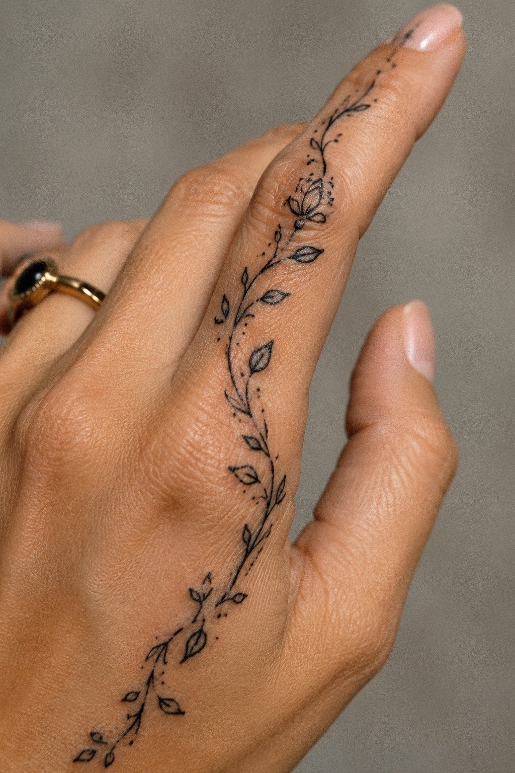 Stylish Arabic Vine Finger Trail