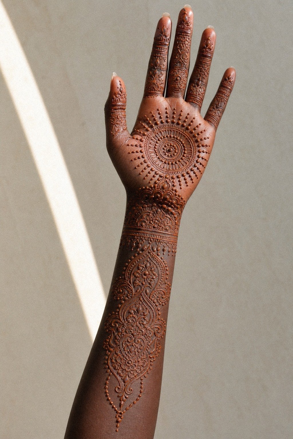 Use Dotwork Around The Palm Center