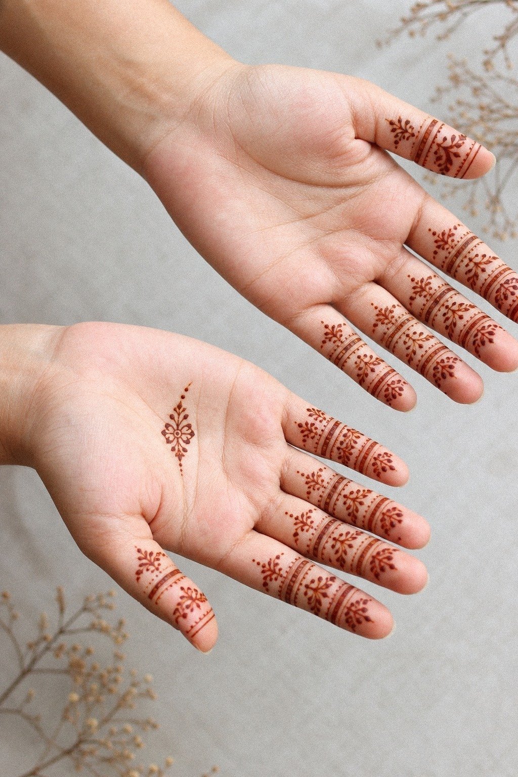 Why Do Minimal Mehndi Lines Across Fingers Read So Clean?