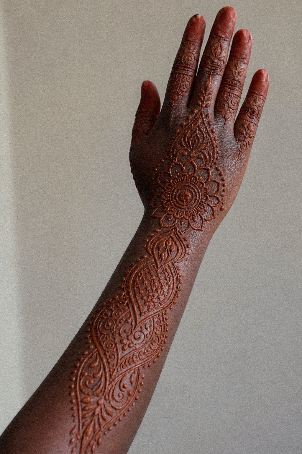 Bold Fingertip Caps Give the Design a Clean Finish