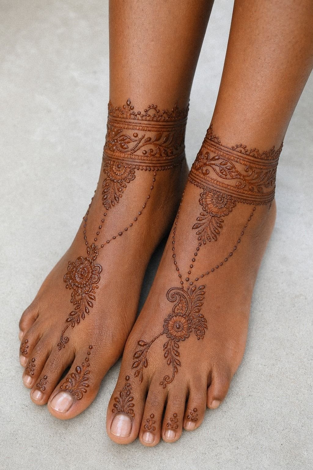 Stylish Arabic Back Hand Mehndi