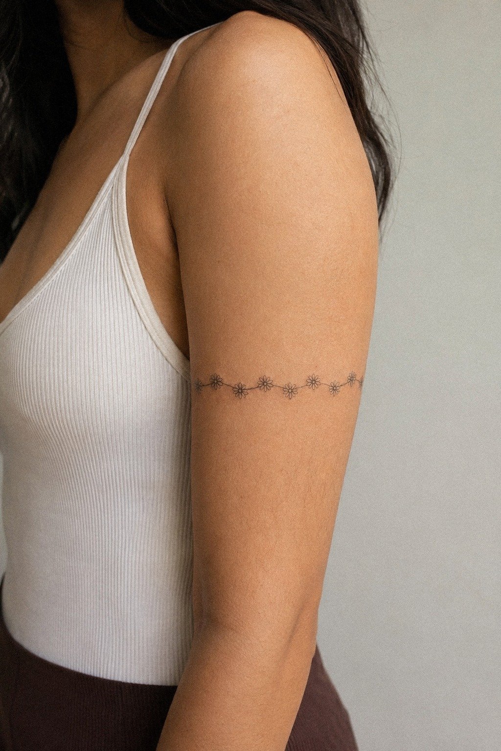 Loop a Tiny Daisy Chain Around the Bicep