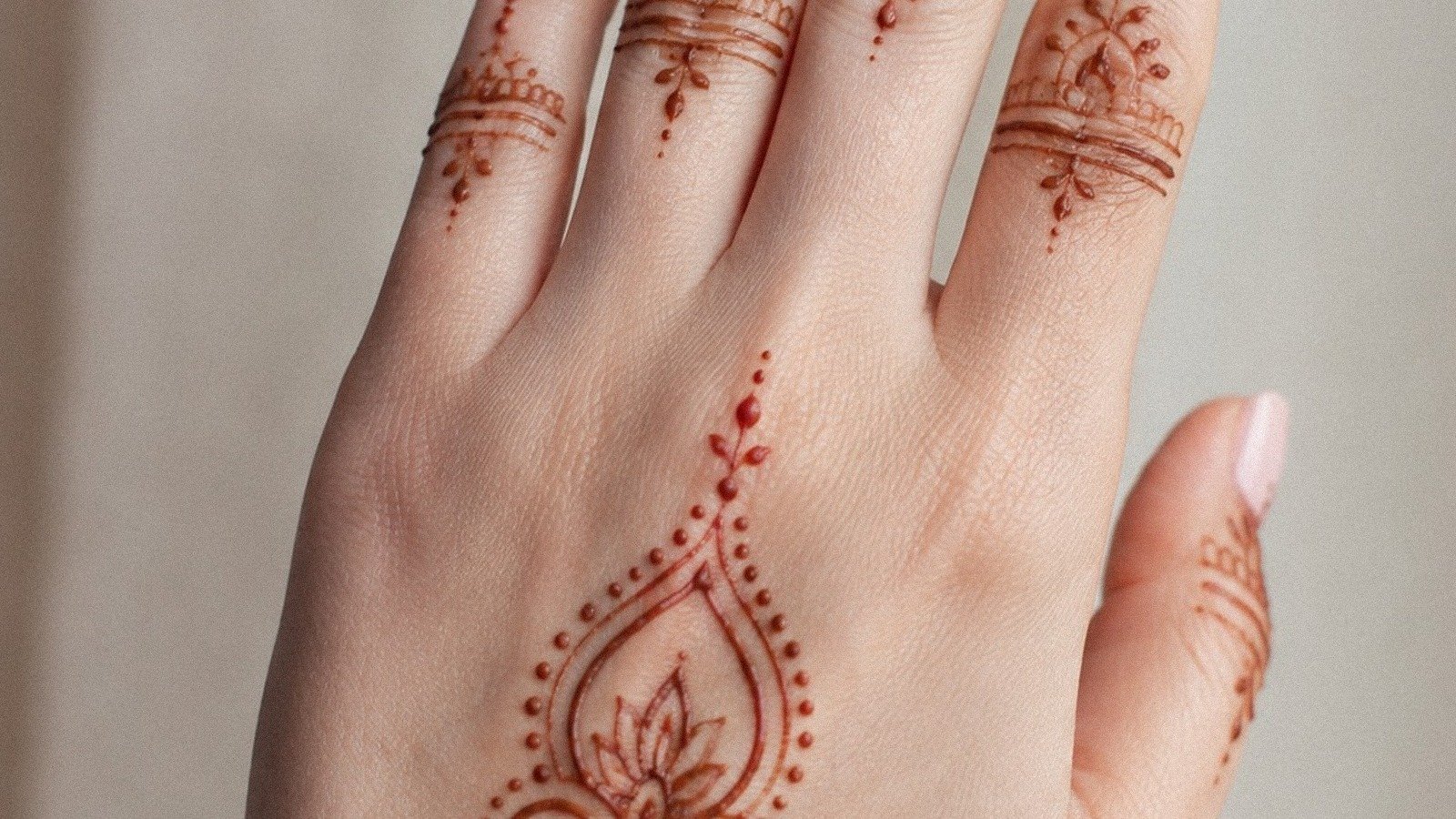 I Tried Very Simple Mehndi, The Wrist Flow Finally Felt Clean