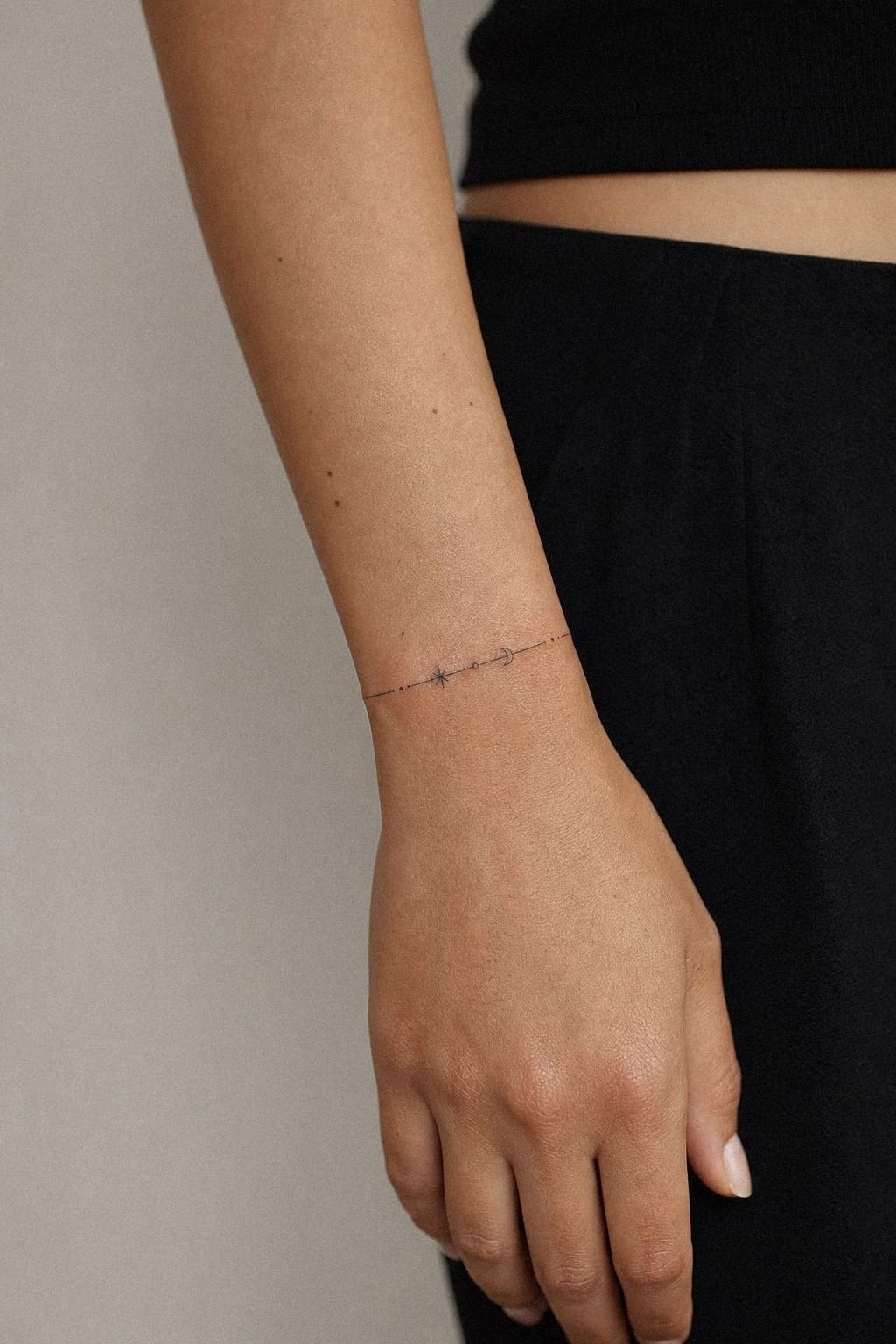 Thin Bands Versus Solid Wraps At The Side Wrist