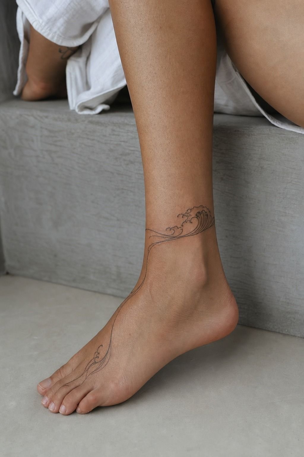 Plan a Minimalist Wave Along the Outer Foot