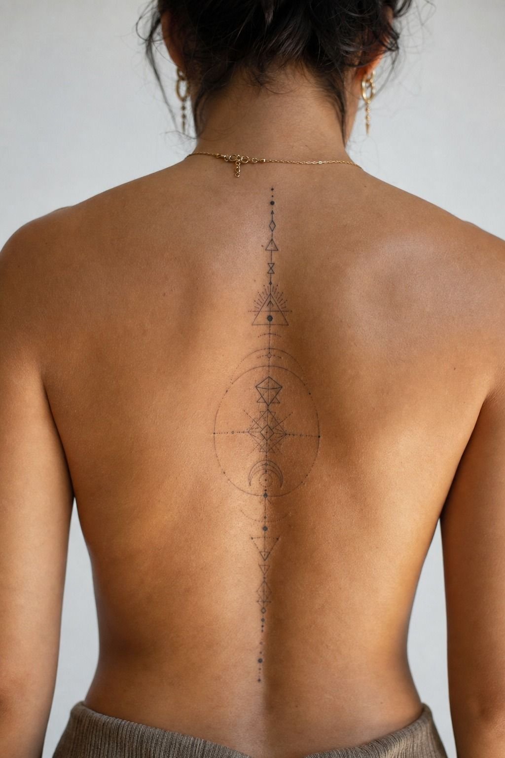 Let an Abstract Geometric Spine Pattern Follow the Body