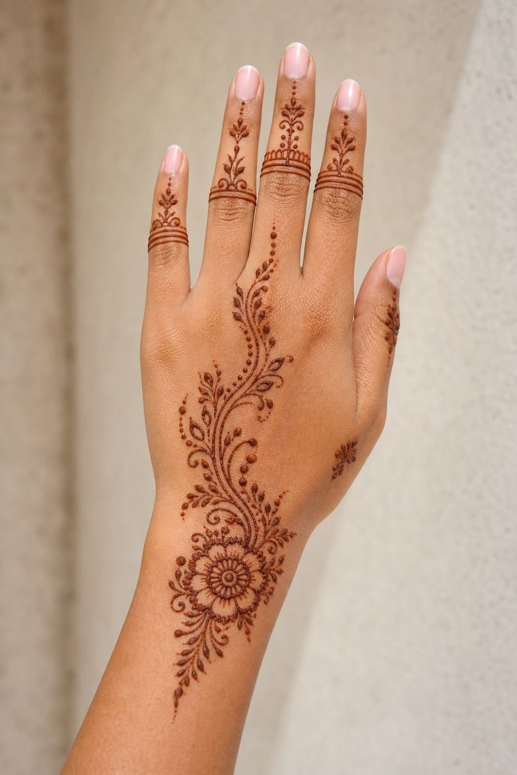 Let the back of the hand stay minimal