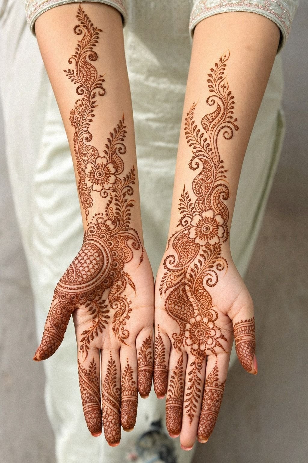 Pick A Stylish Front Hand Mehndi Trail