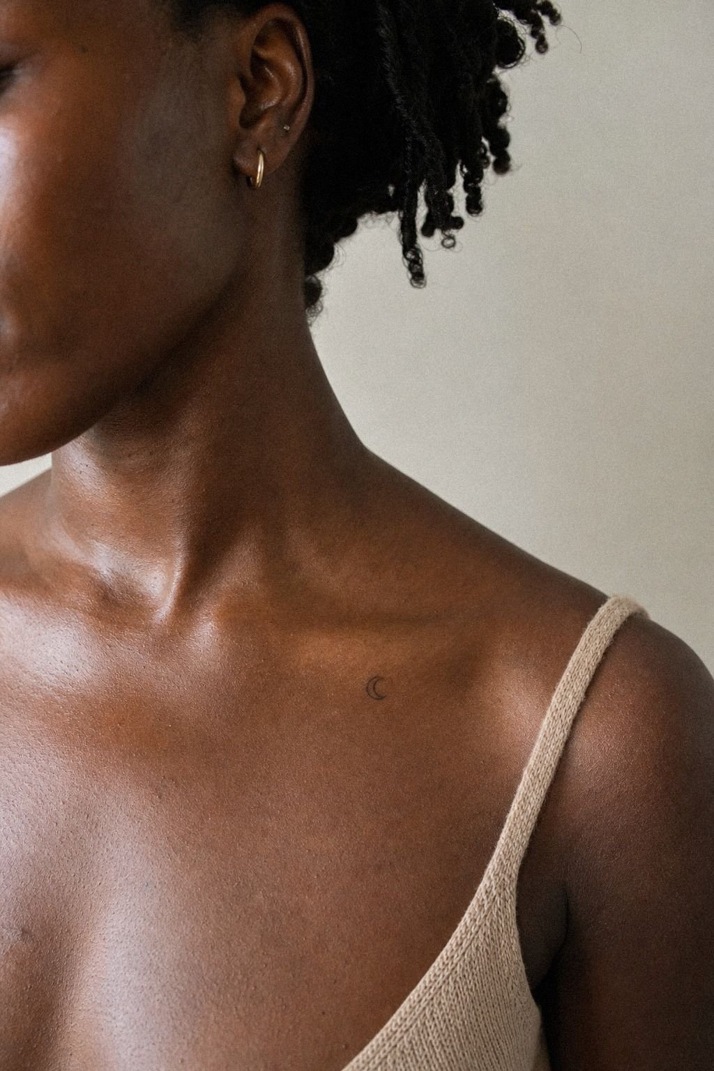 Choose A Tiny Symbol Near The Collarbone