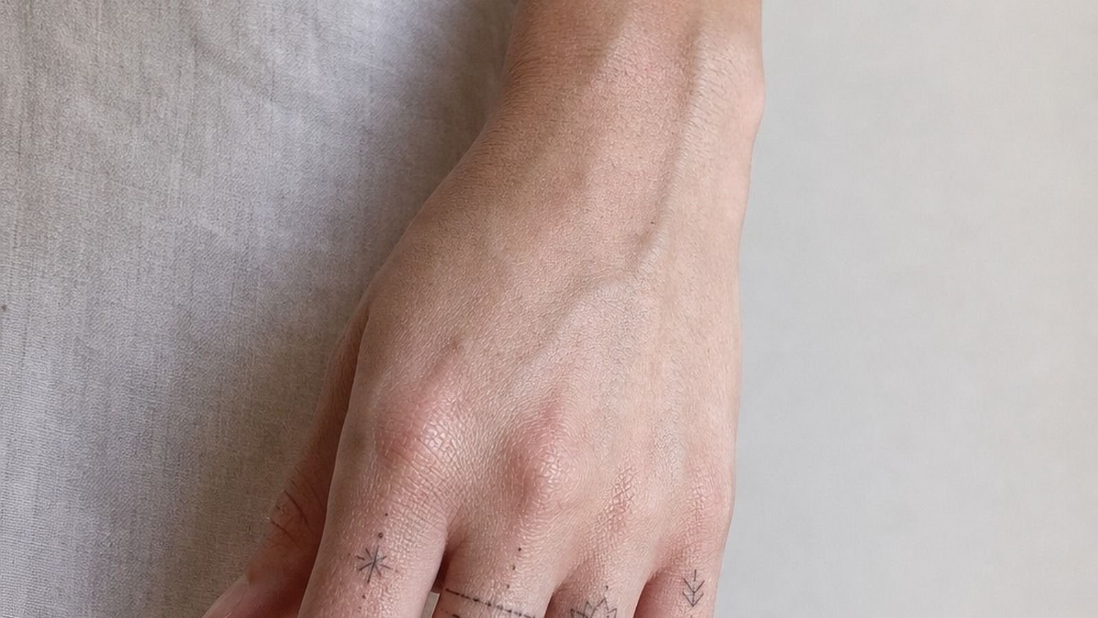 16 Fine Line Hand Tattoos For Women That Stay Crisp For Years