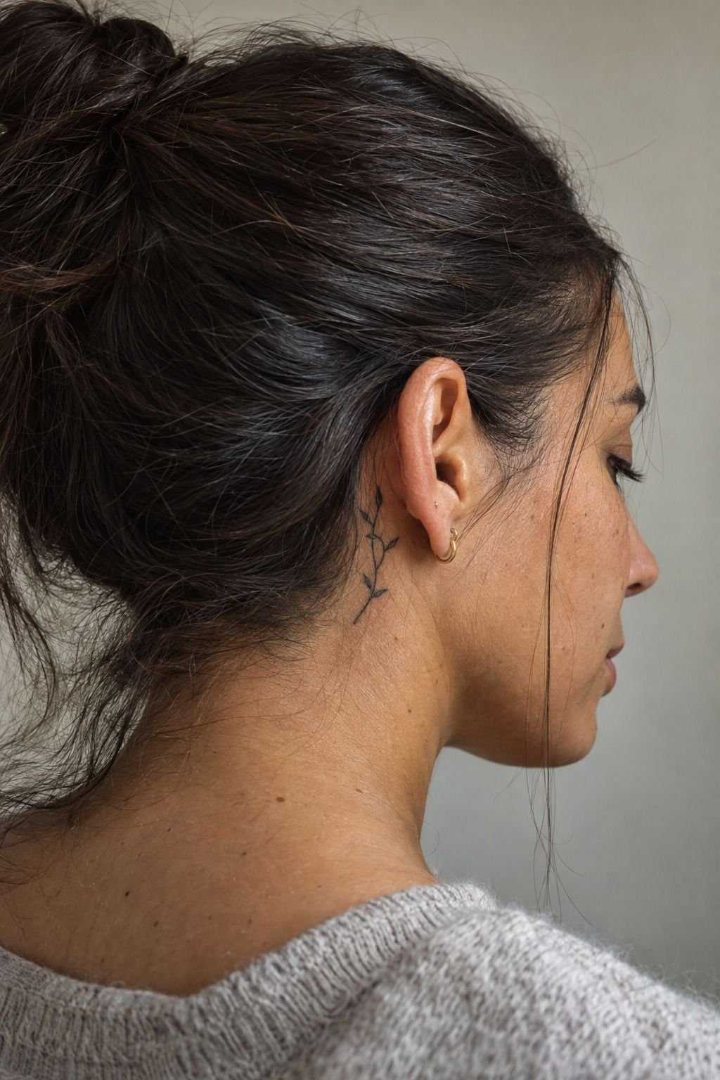 Delicate Handwriting Fonts Behind the Ear
