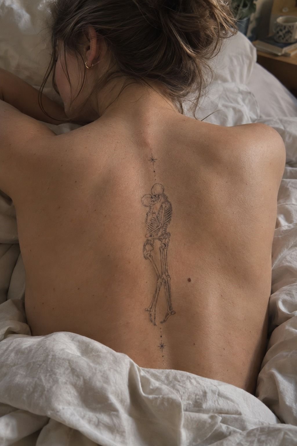 Skeleton Lovers Tattoo en linework minimaliste