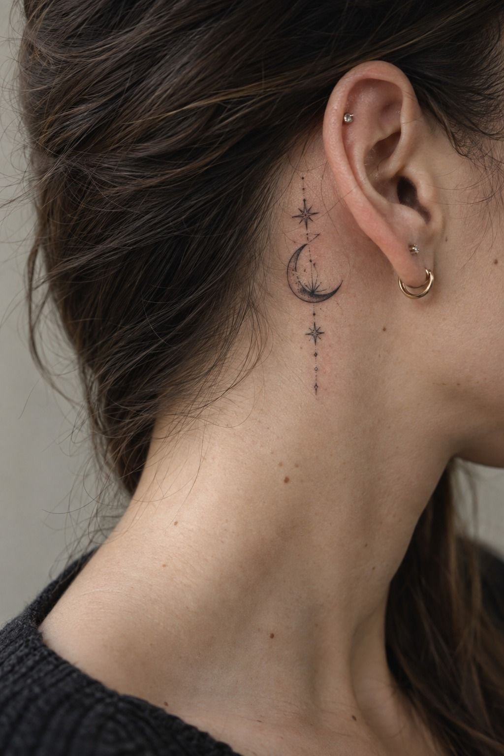 Witchy Moon Tattoo en Fine Line