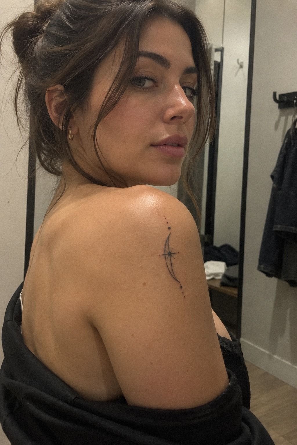 Connect Sternum to Shoulder With a Minimalist Tattoo Path